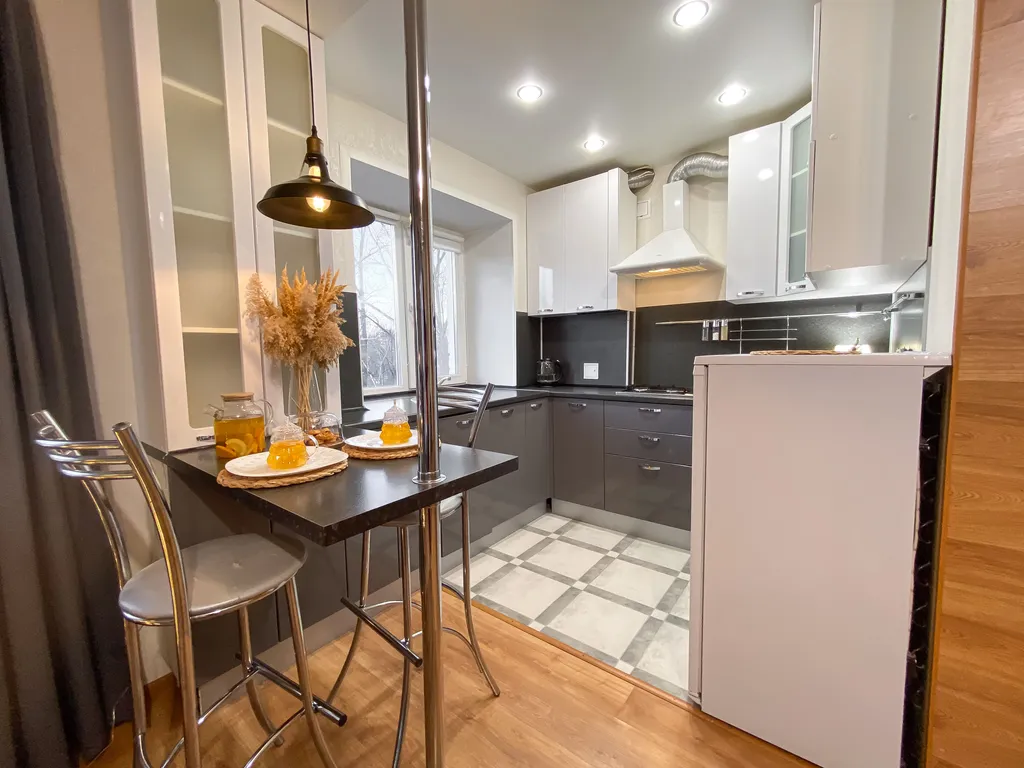 Студия с ёлочкой и балконом в центре города