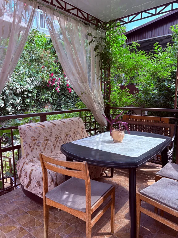 Студия в домике с беседкой