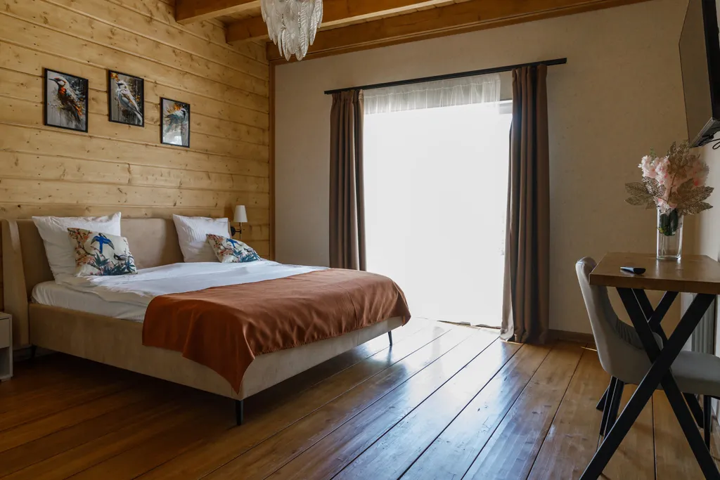 Трёхкомнатный коттедж в лесу у пруда