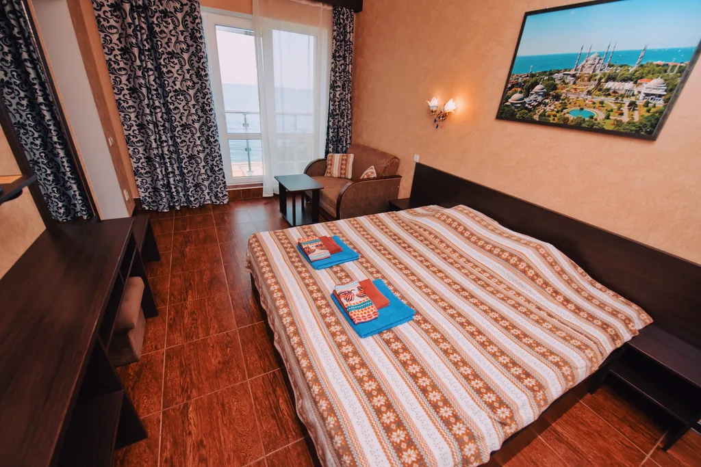 Трёхместный номер с видом на море