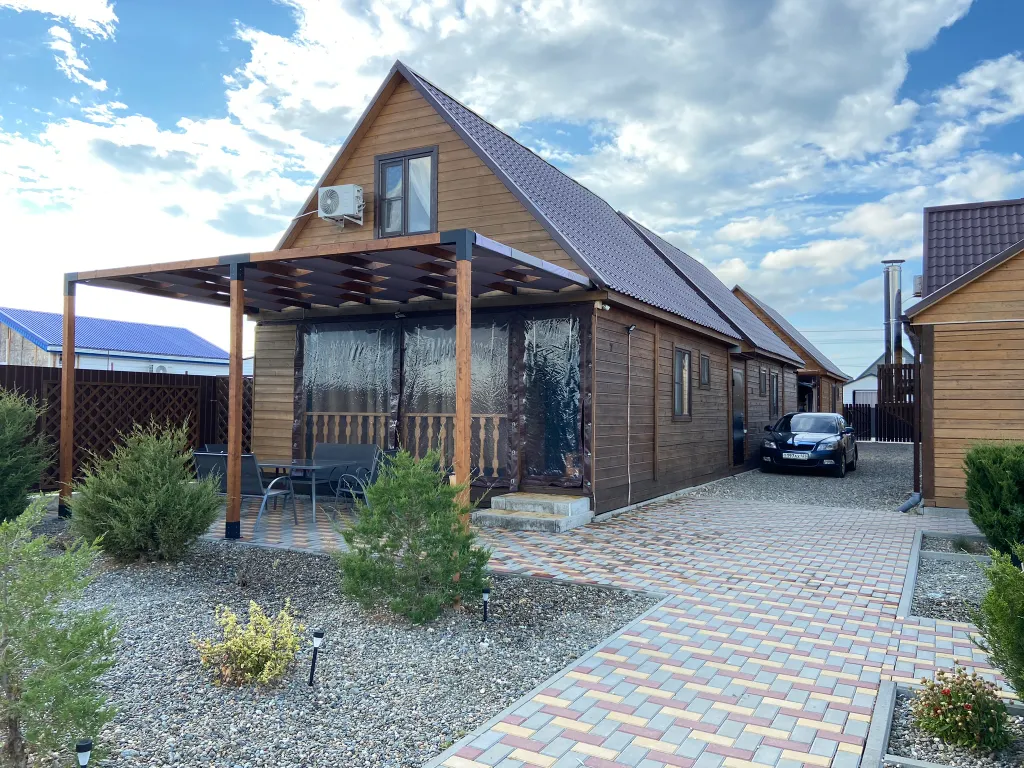 Уютные домики у канала