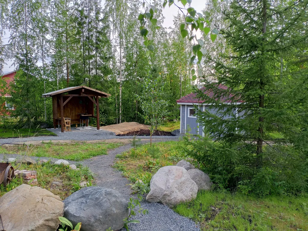 Дом и баня у скалы