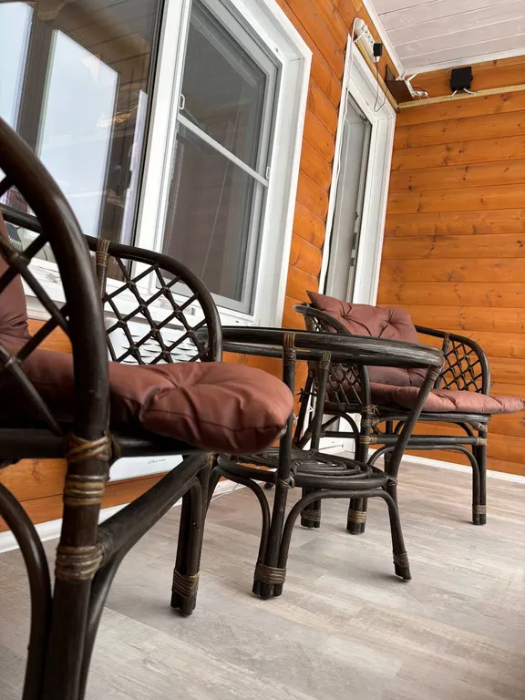 Уютный дом с беседкой на берегу озера