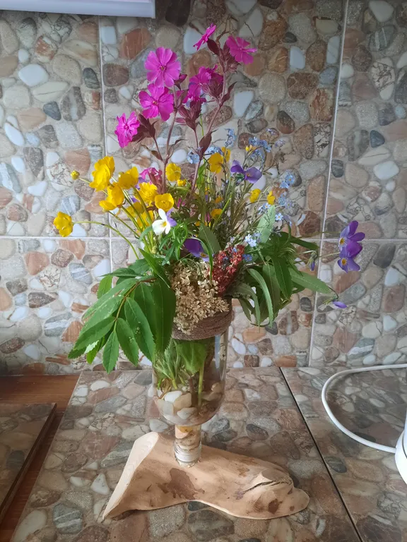 Уютный чистый дом с верандой на берегу реки Варзуга