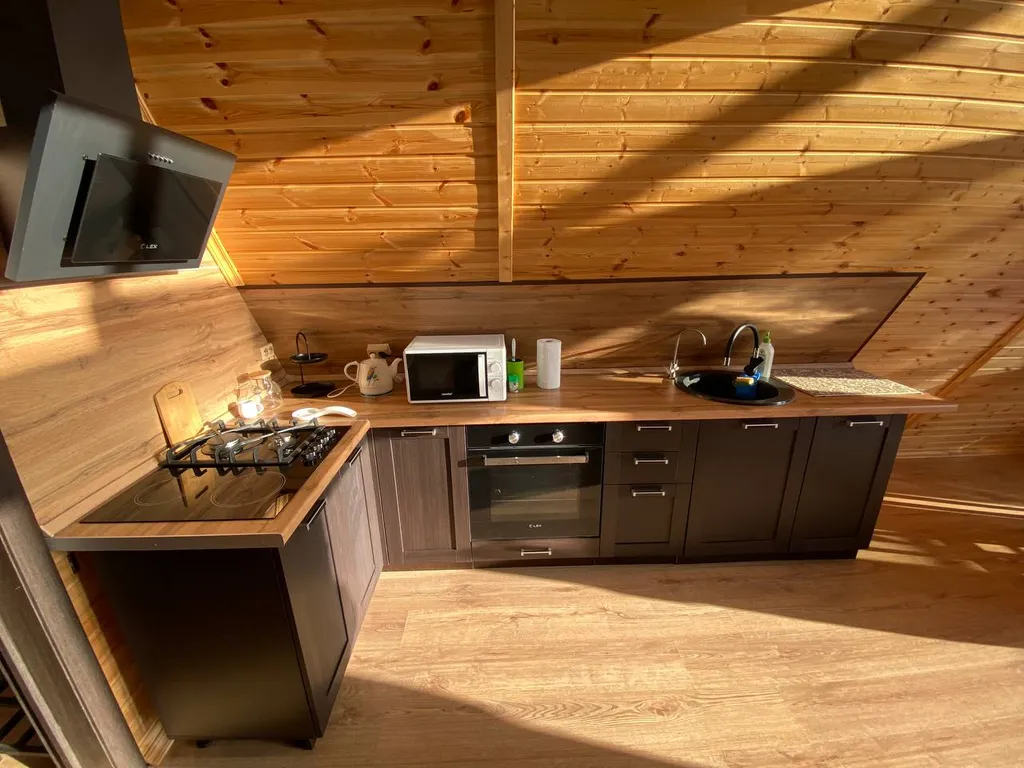 Дом-шалаш у озера