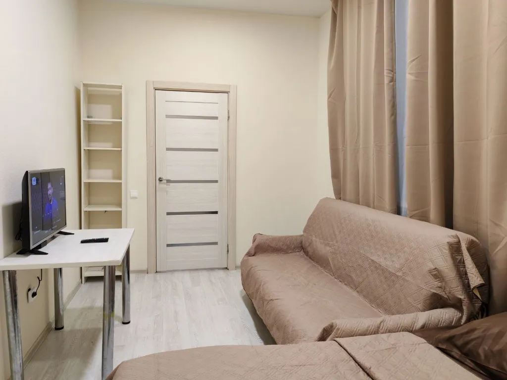 Светлая квартира с большими окнами и высокими потолками