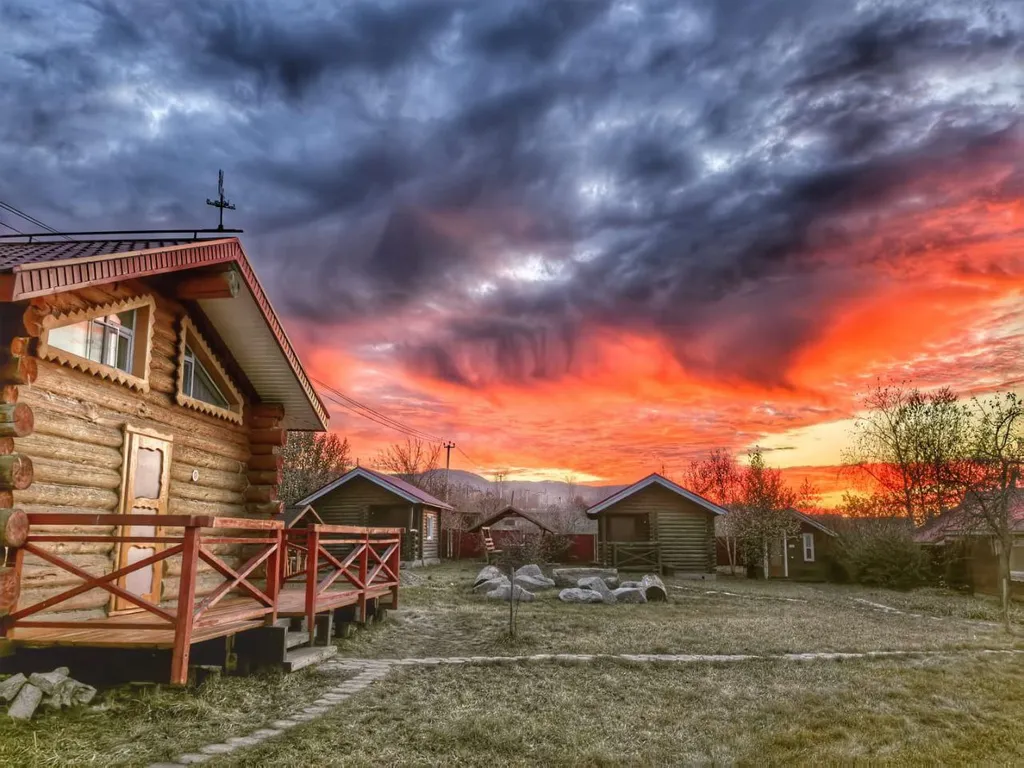 Бревенчатая изба с уникальной отделкой