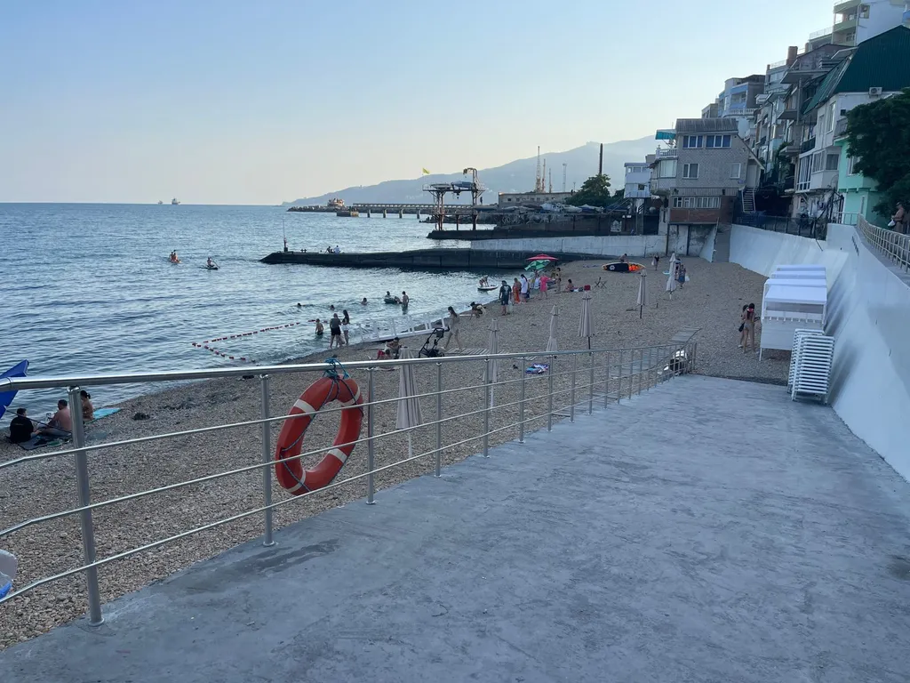 Студия с балконом зоной барбекю у моря