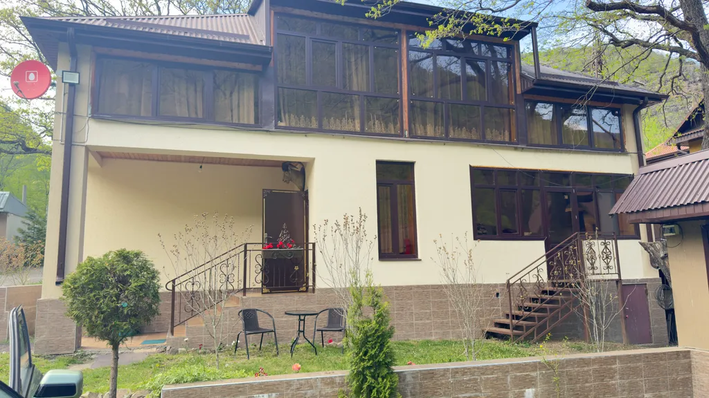 Большой дом у реки в горах с баней и чаном