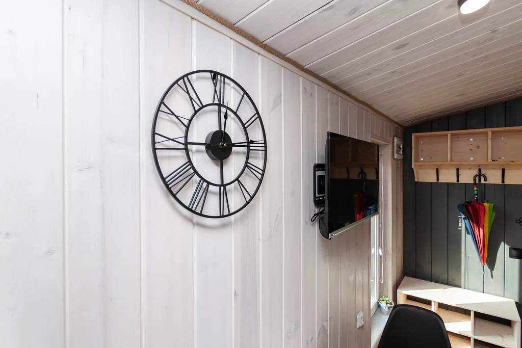 Темный домик на опушке леса