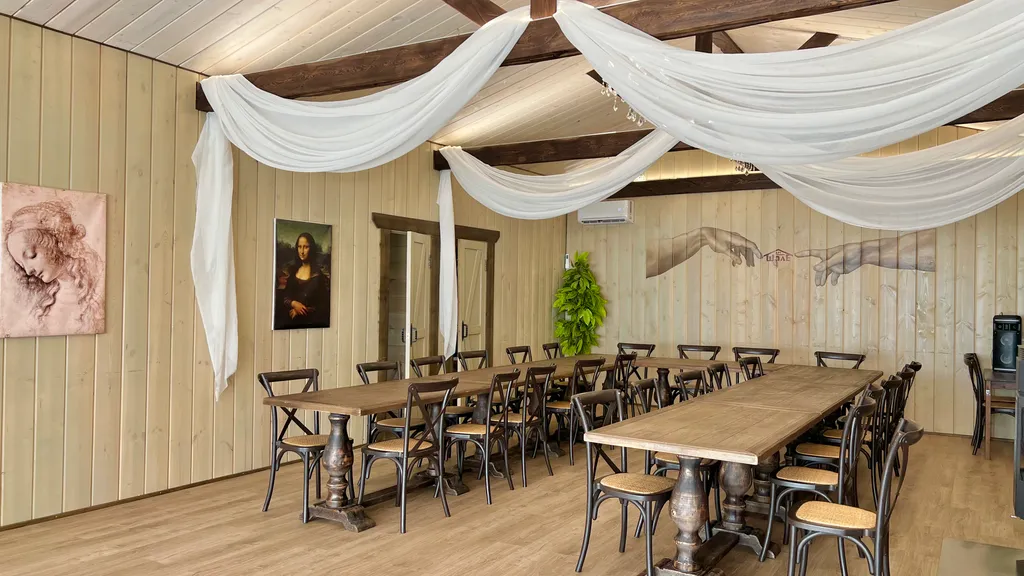 Шале с банкетным залом в черте города