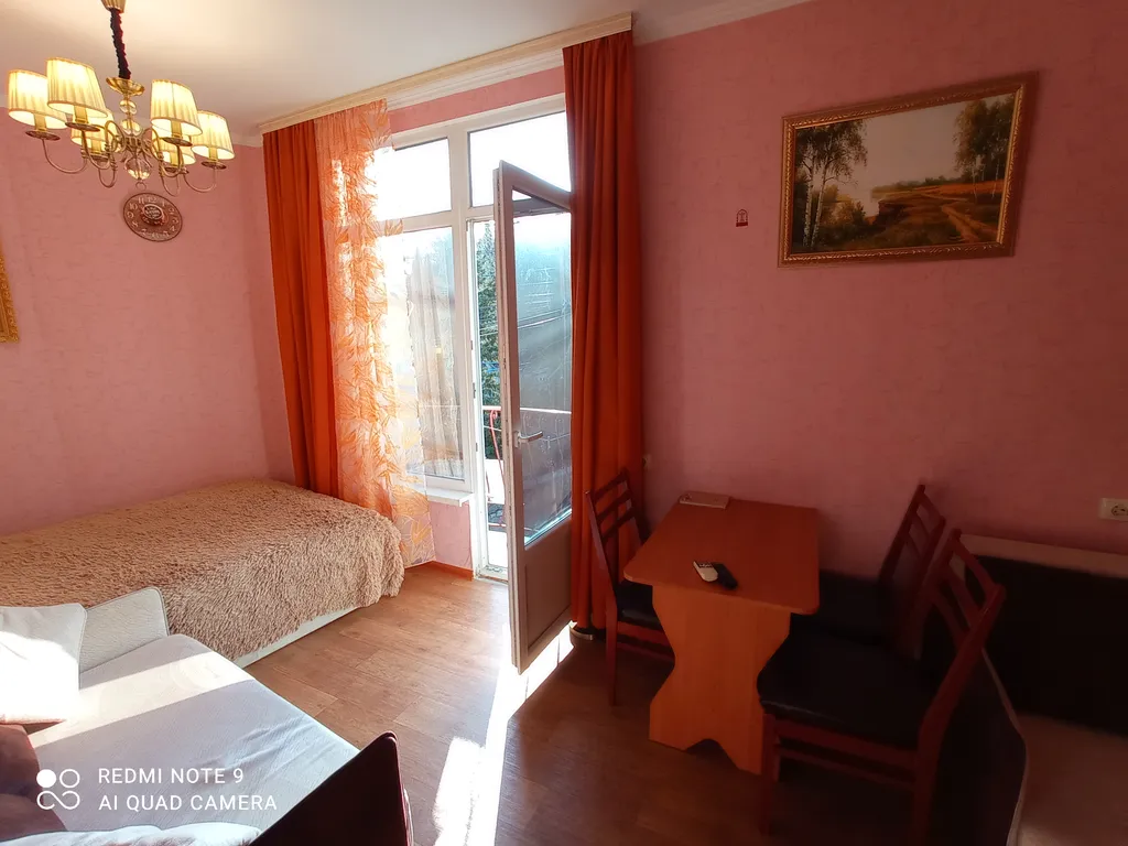 Комфортная квартира-студия с балкончиком в центре Алупки у дворца