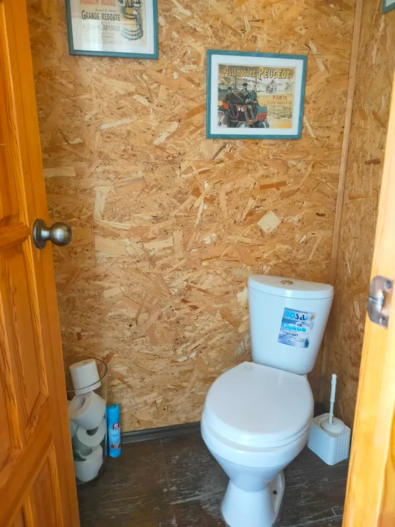 AirBed на веранде творческой дачи из морских контейнеров