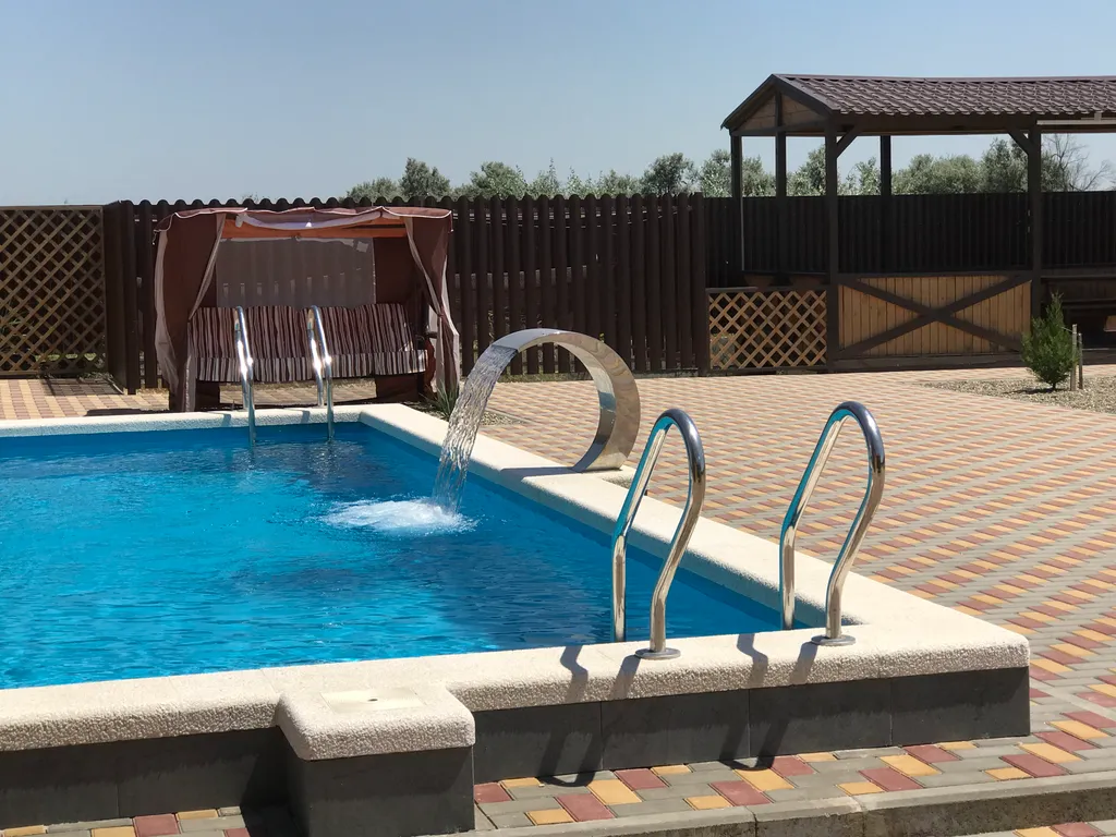 Уютные домики у канала