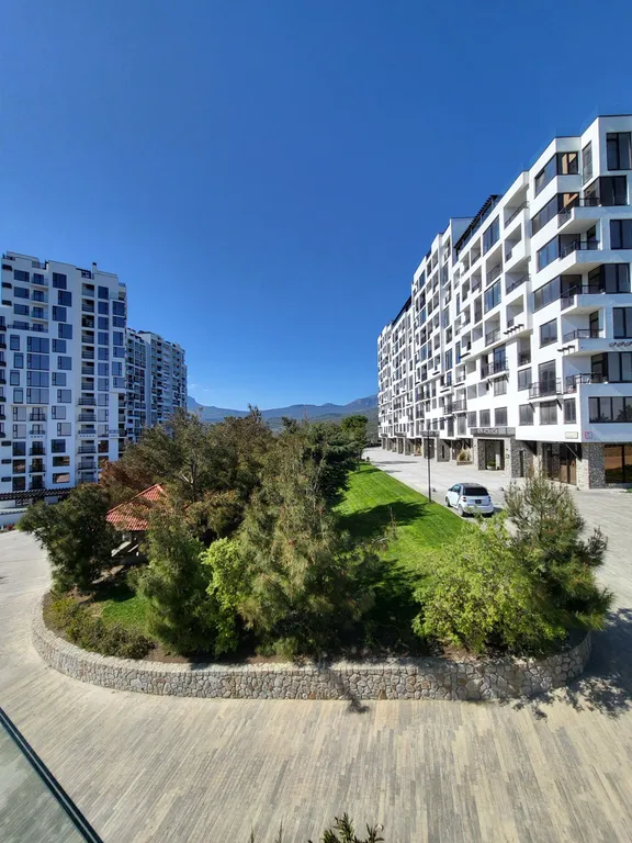 Видовая квартира с подогреваемым бассейном в ЖК Лучистое