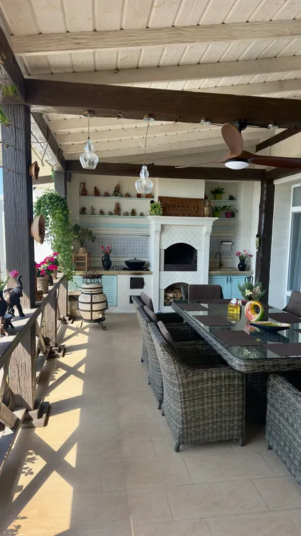 Дом с бассейном у моря