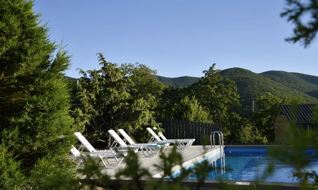 Уютный коттедж с теплым бассейном и видом на холмы Б.Утриша