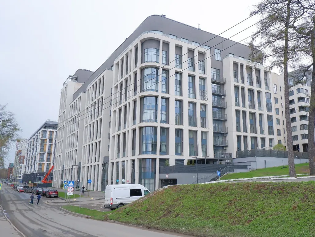 Новая дизайнерская квартира с видом на пруд