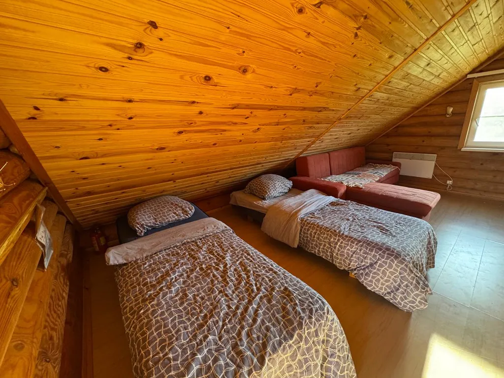 Деревянный дом из сруба на огромном участке с собственным берегом