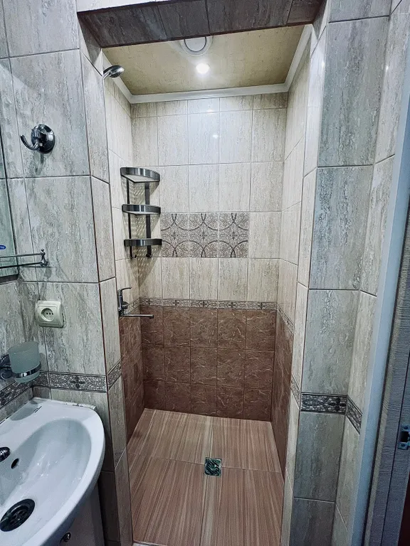 Уютная студия с односпальной кроватью, кухней и видом на город