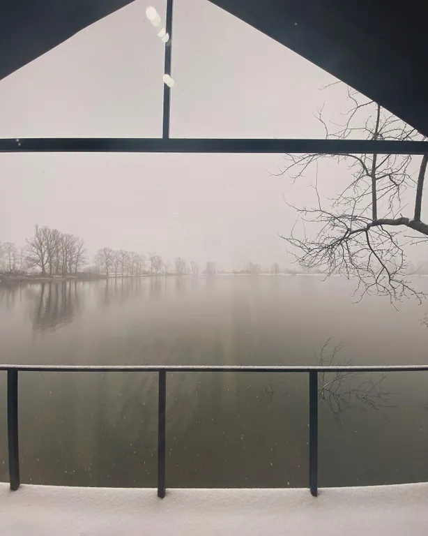 Уютный дом с видом на пруд и горы