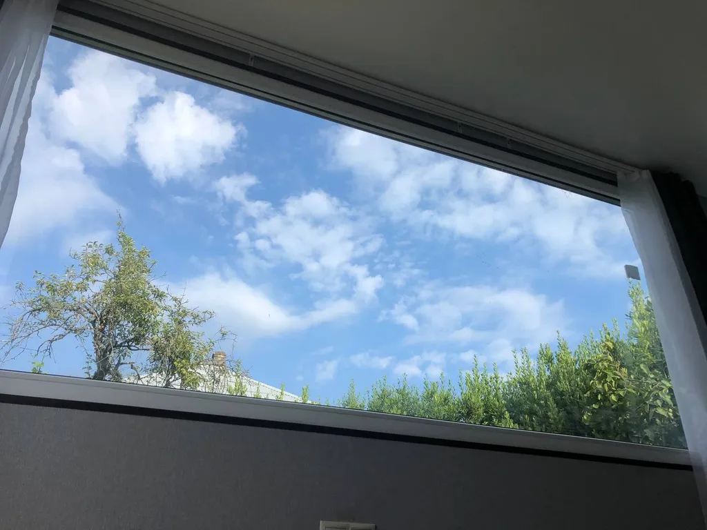 Домик-студия окруженная зеленью рядом с морем