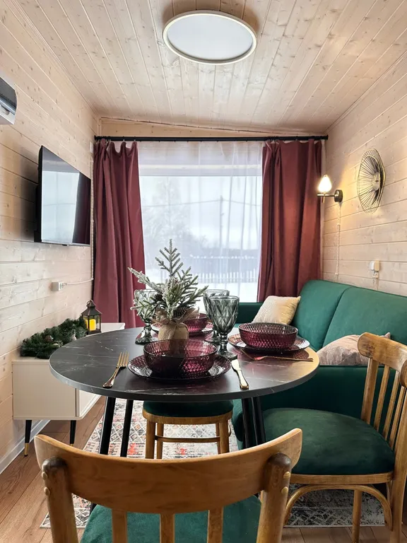 Стильный Красный дом у реки