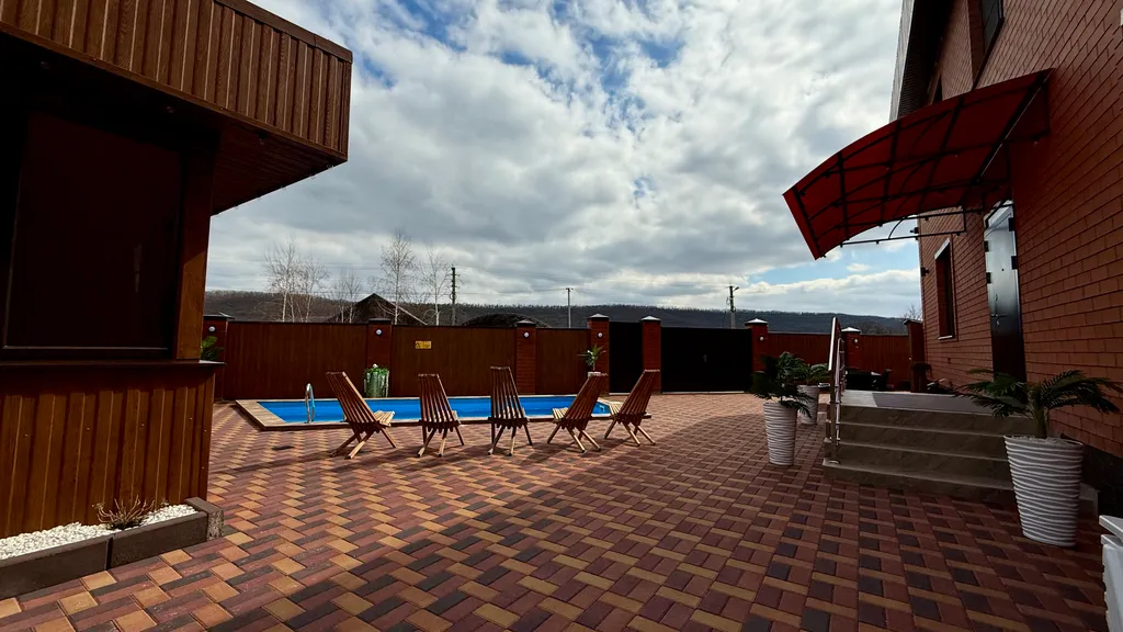 Дом с бассейном и баней