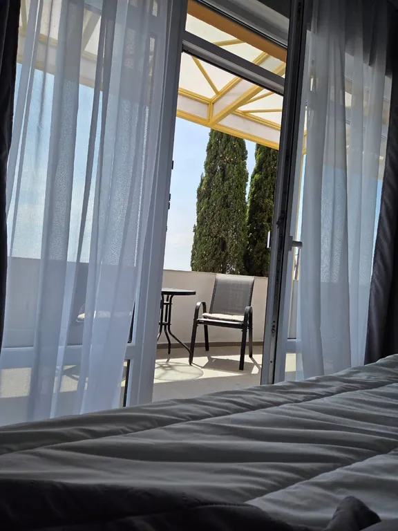 Видовые апартаменты-студия на 1-ой береговой