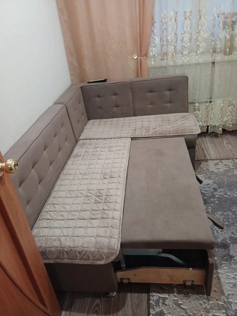 Кухня: мягкий уголок в разложенном виде 