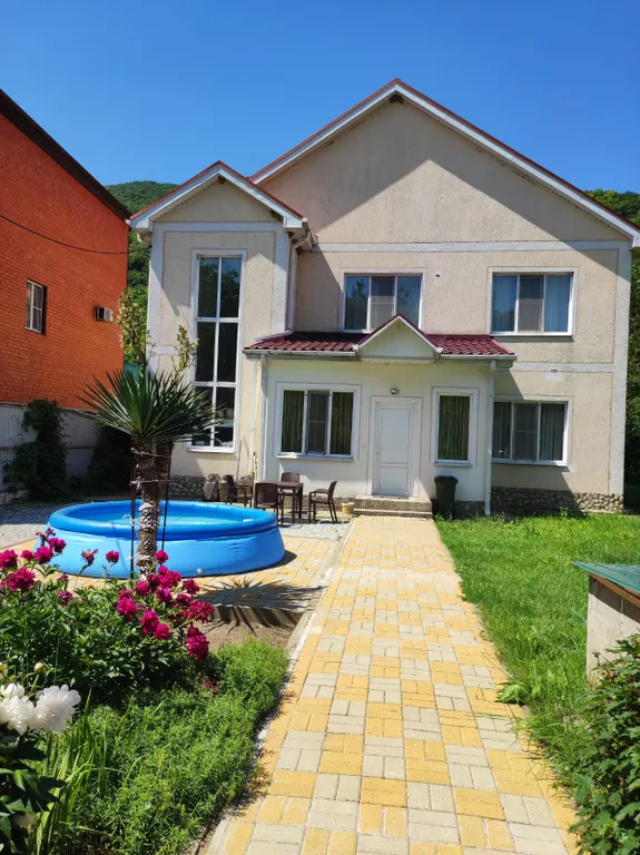 Первый этаж  дома с видом на горы и лес