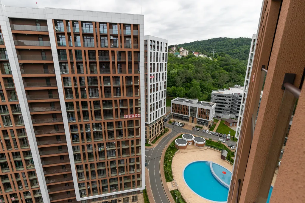 Большая современная студия у моря с видом на горы