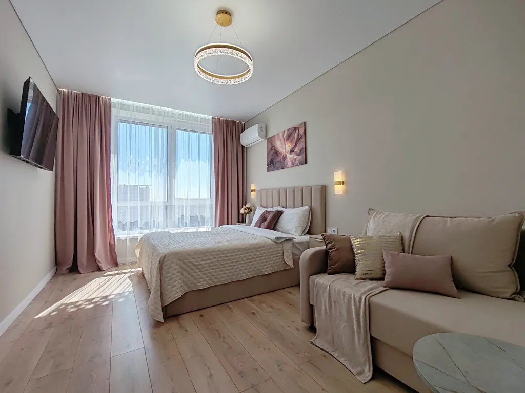 Квартира с видом на сквер Героев России