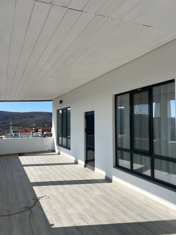 Дом с бассейном и с видом на море и горы