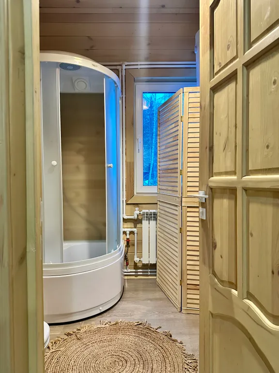 Домик в деревне На Бали Бывали с видом на лес