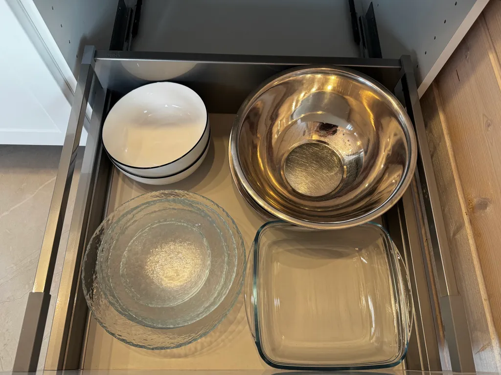 Дом на берегу озера и моря