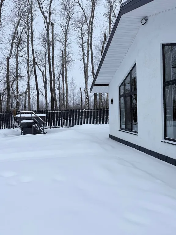 Уютный дом с панорамными окнами рядом с озером