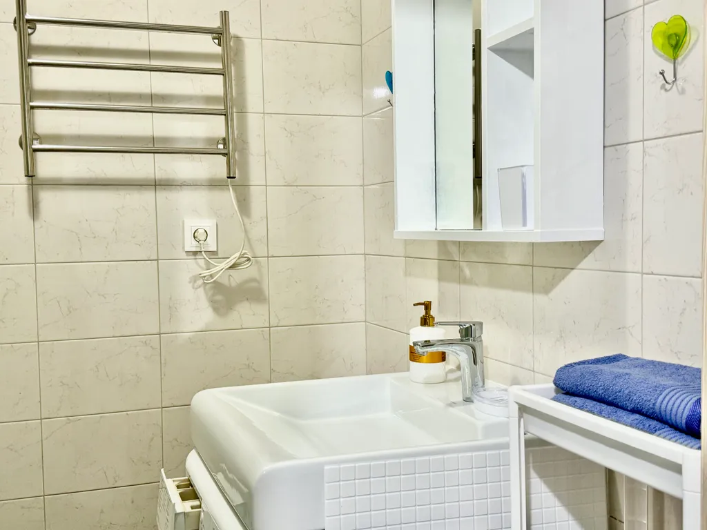 Уютная квартира-студия с большой кроватью и диваном