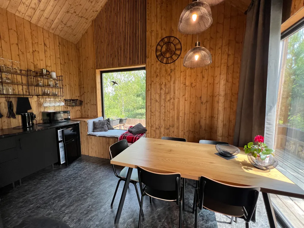 Домик в лесу с террасой и панорамными окнами для 2-4 гостей