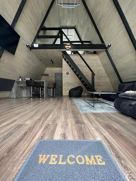 Треугольный дом у реки River House