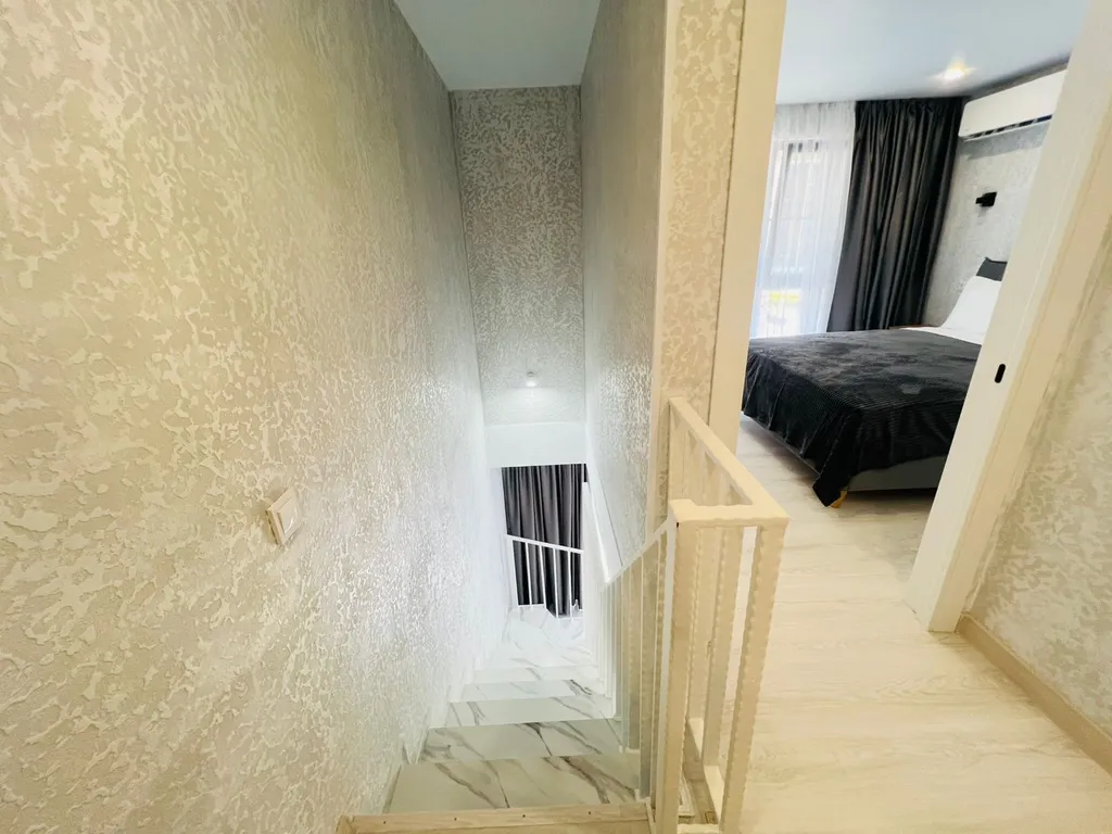 Двухуровневая трёхкомнатная квартира с балконом и бассейном