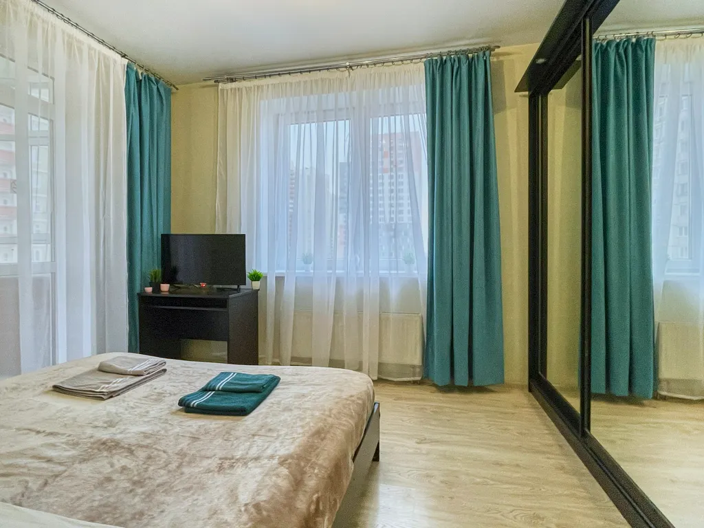 Шикарная 2-комнатная квартира с раздельными комнатами и балконом