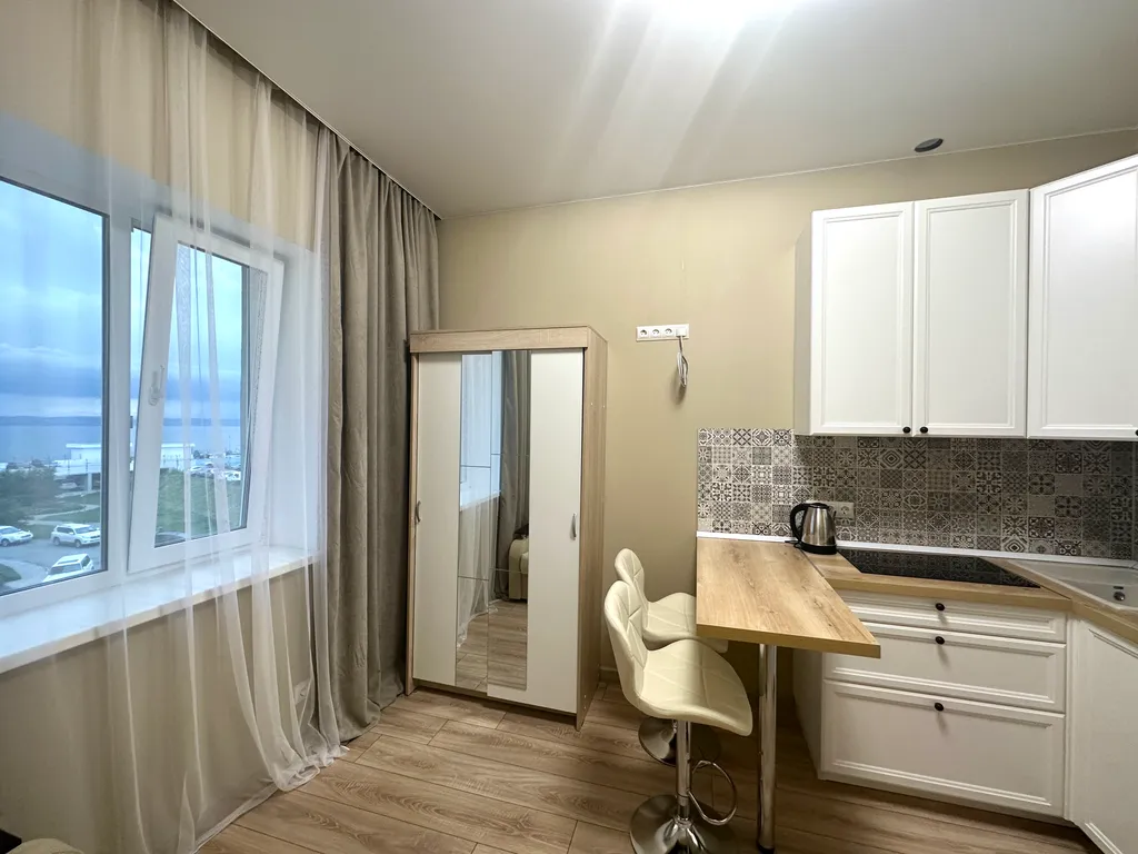 Студия после дизайнерского ремонта с видом на море