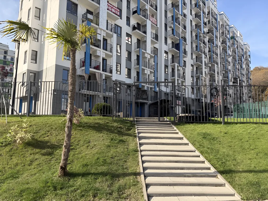 Студия с балконом и парковкой, рядом с набережной