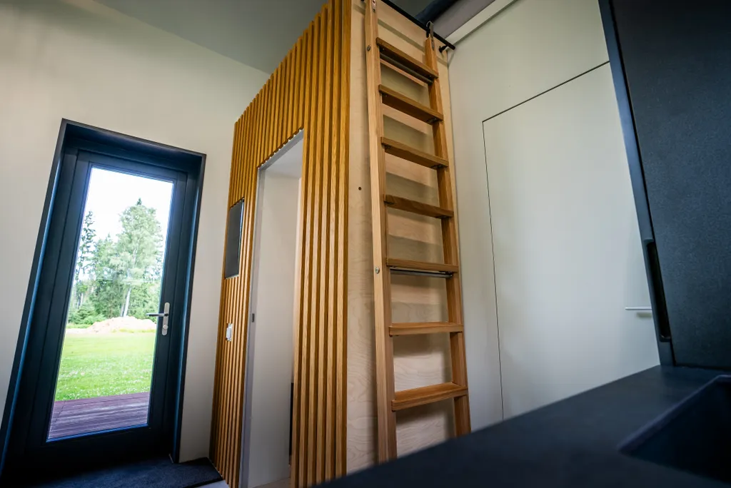 Наедине - дом в лесу