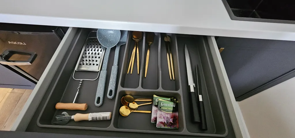 Современная студия с видом на лес