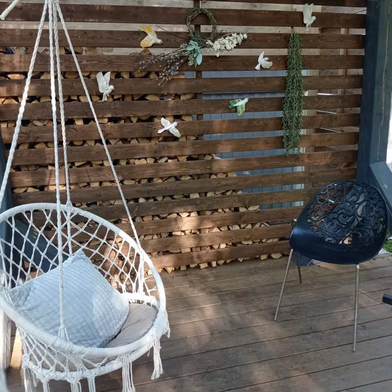 Дом с баней и чаном у леса