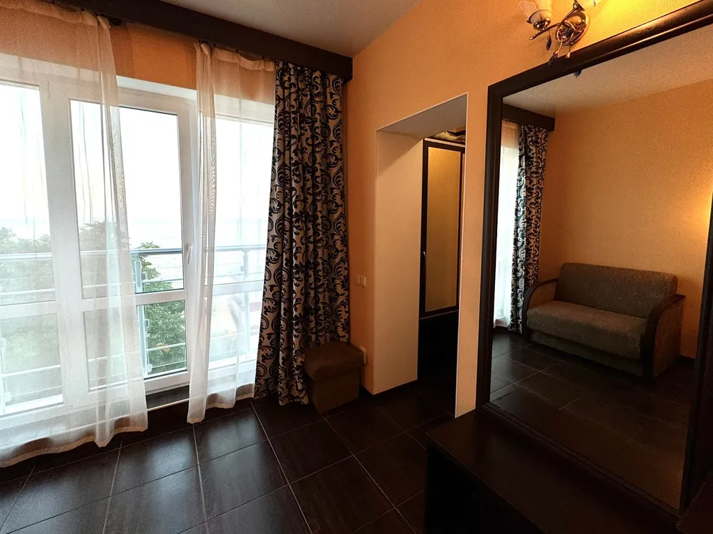 Трёхместный номер с видом на море