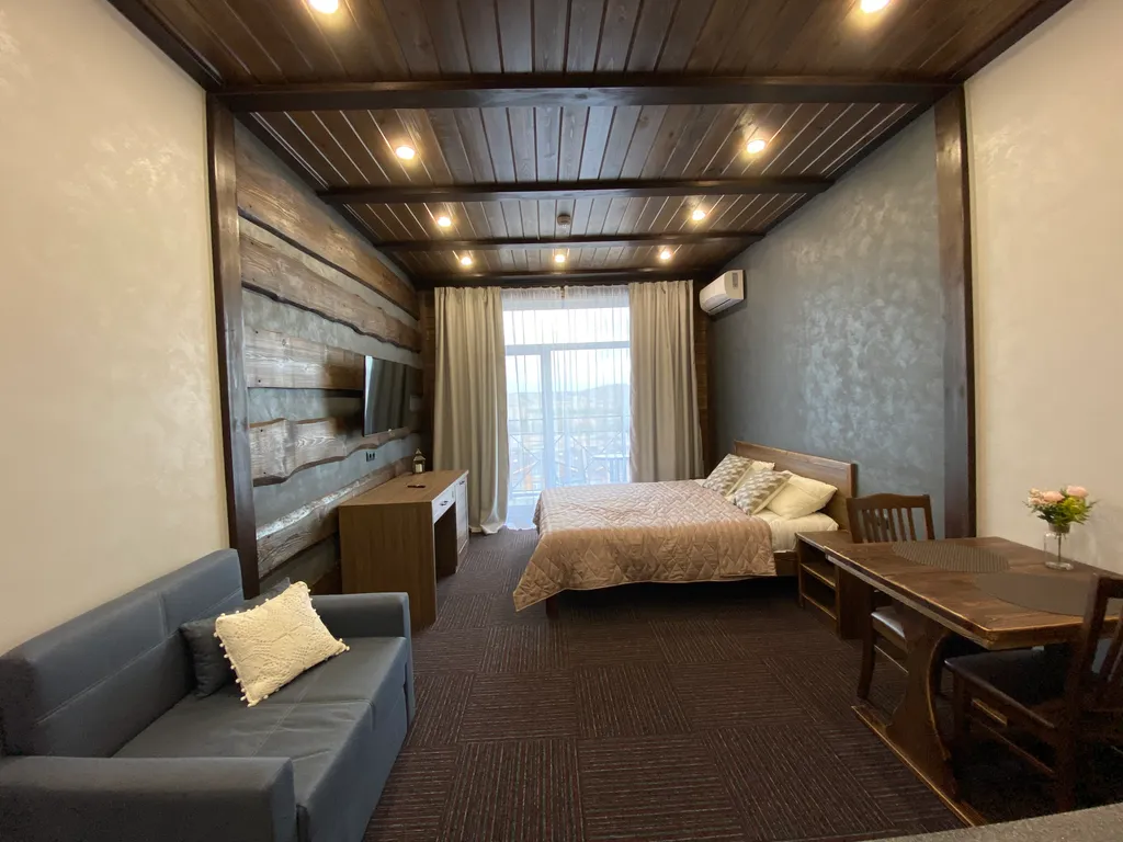 Уютные семейные апартаменты c видом на водоём и горы