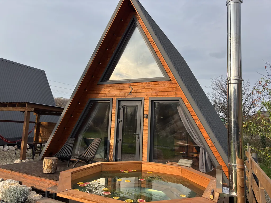 Дом А-фрейм с видом на горы и пруд